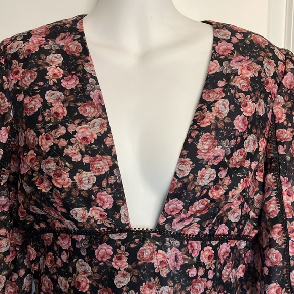 ✨Simply adorable open front black w/subtle peach pink green floral pattern dress - Picture 4 of 16